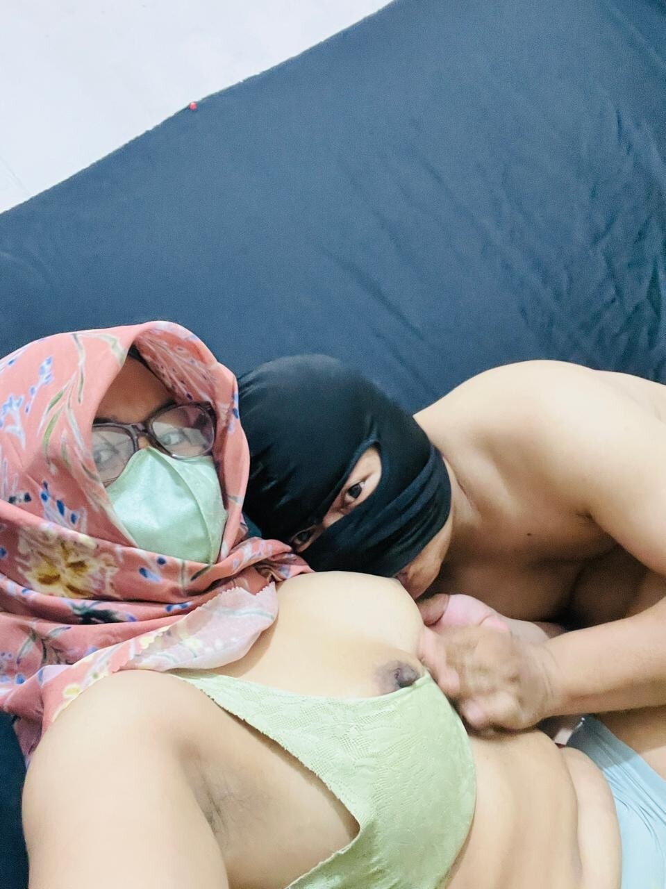 Menghisap dan menjilati susu koyuyor 