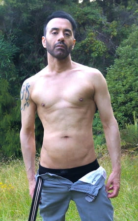 Ateşli yakışıklı adam, robot