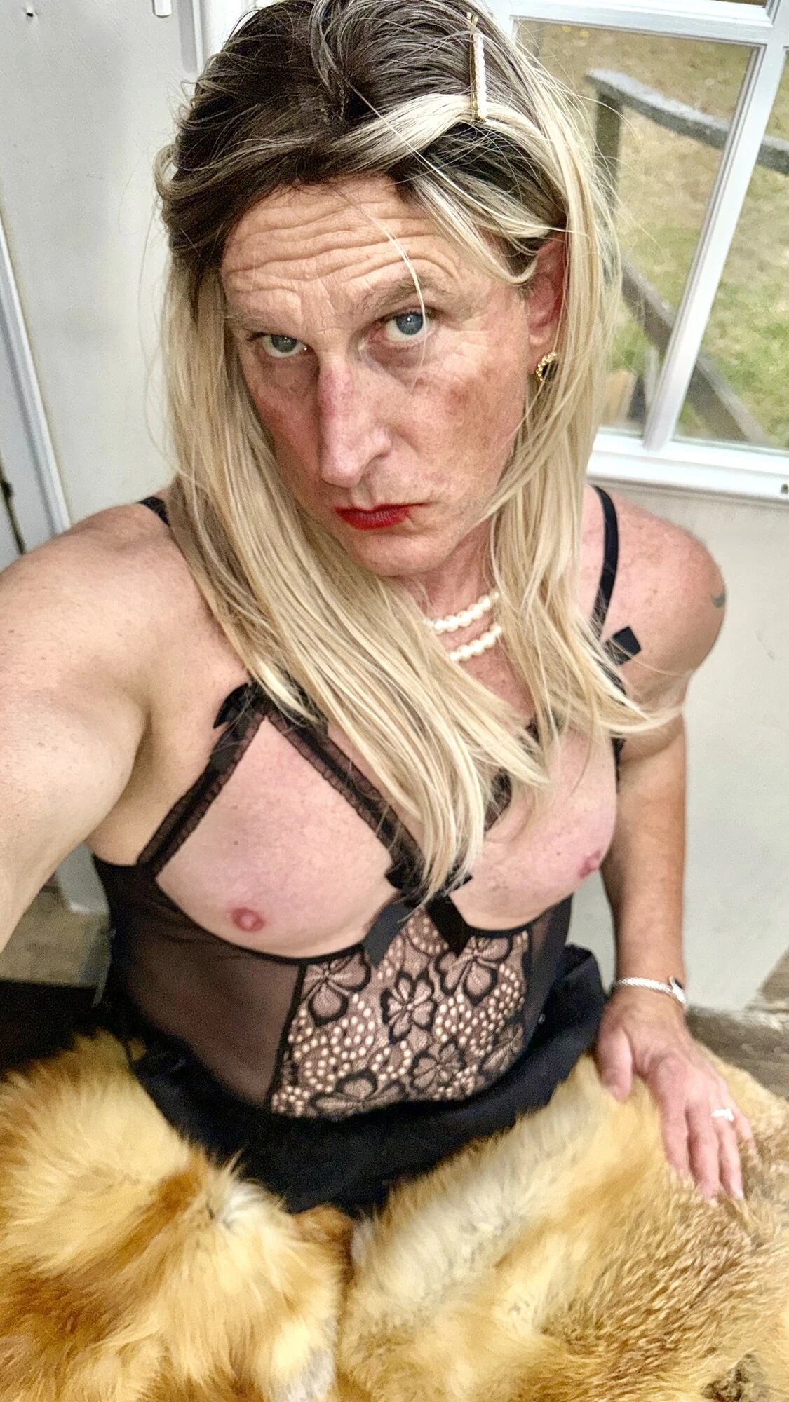Seksi sarışın travesti travesti tgirl trans kürklü