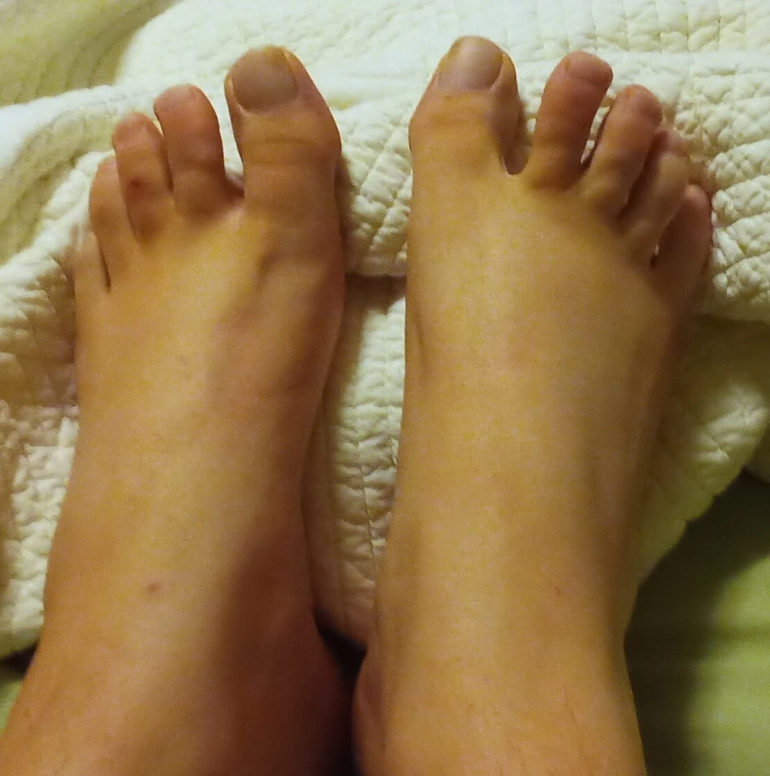 Tombul erkek küçük penis çıplak ayaklar