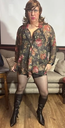 Seksi Çapraz Giyinmiş Lingeri Siyah Çoraplar ve Çizmeler giyiyor