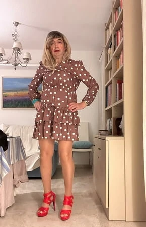Sarışın İspanyol trans kız polka noktalı elbiseyle poz atıyor