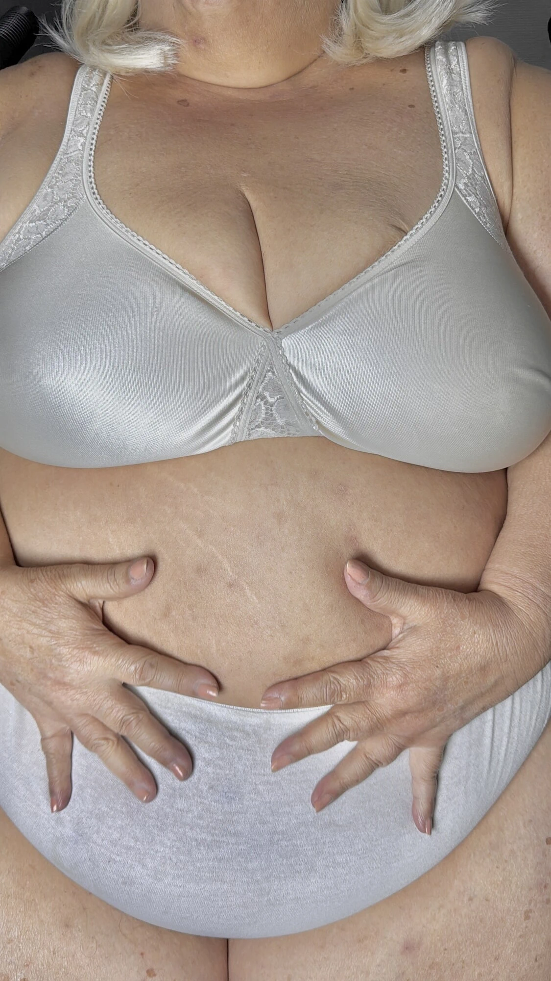 İri güzel kadın iç çamaşırı