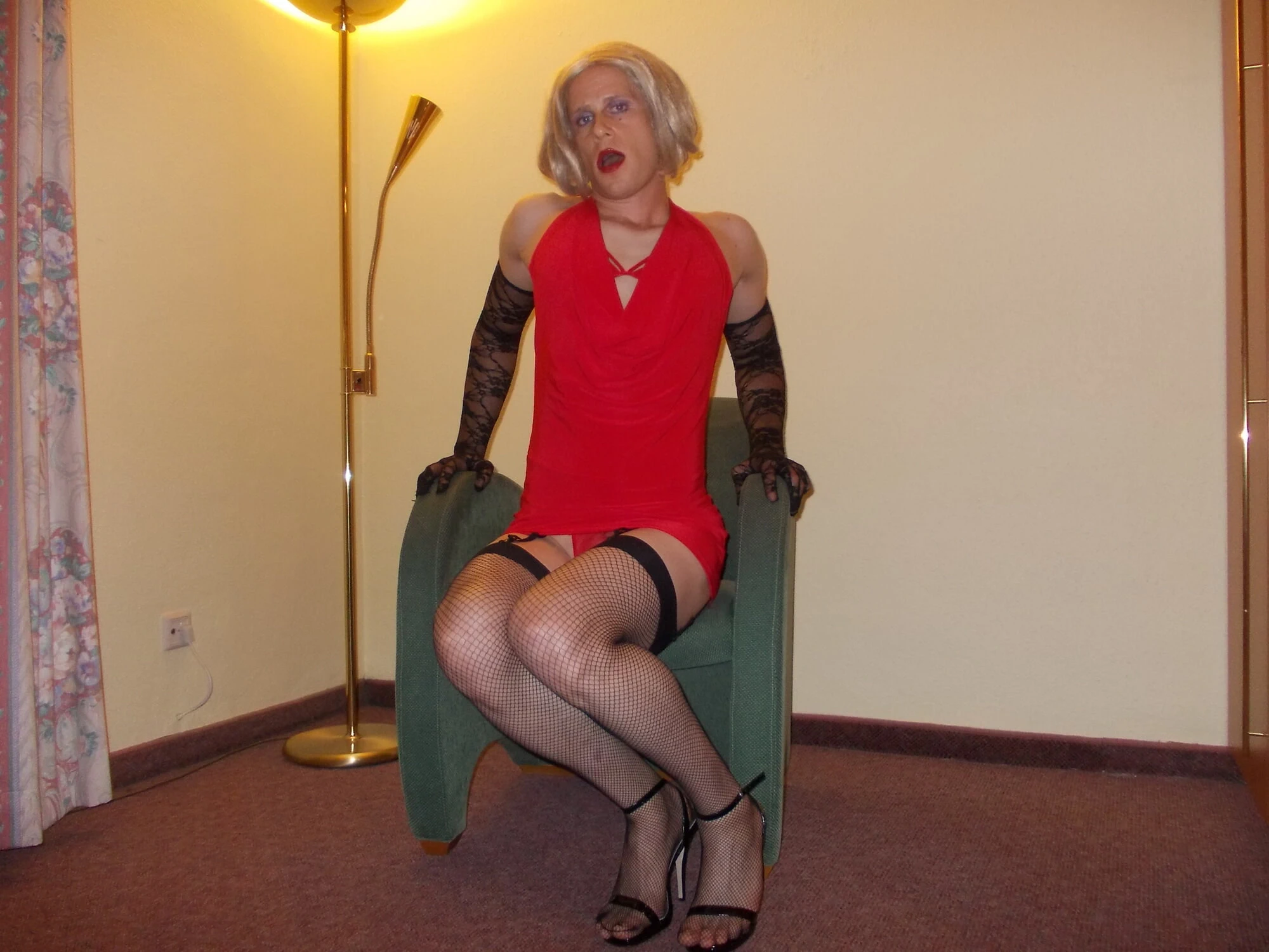 Kadın kılıklı Karina Masters'i arıyor