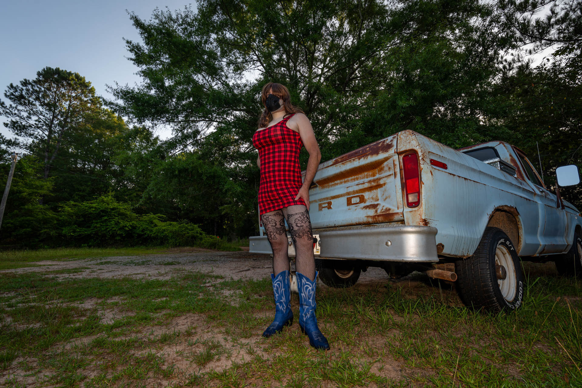 Jon korkuluk büyük sahte memeler snug plaid elbiseli travesti