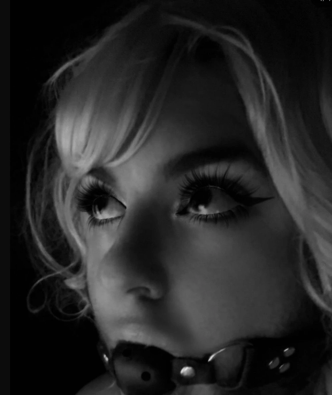 Kadın kılıklı Ella Blue elbise çekimi