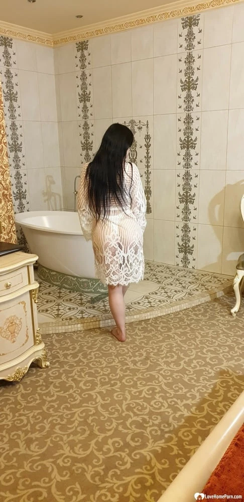 Mükemmel şekilli genç hızlı bir duş alıyor