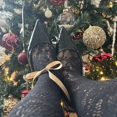 Noel üçlüsünde topuklu ve çoraplı ayaklar