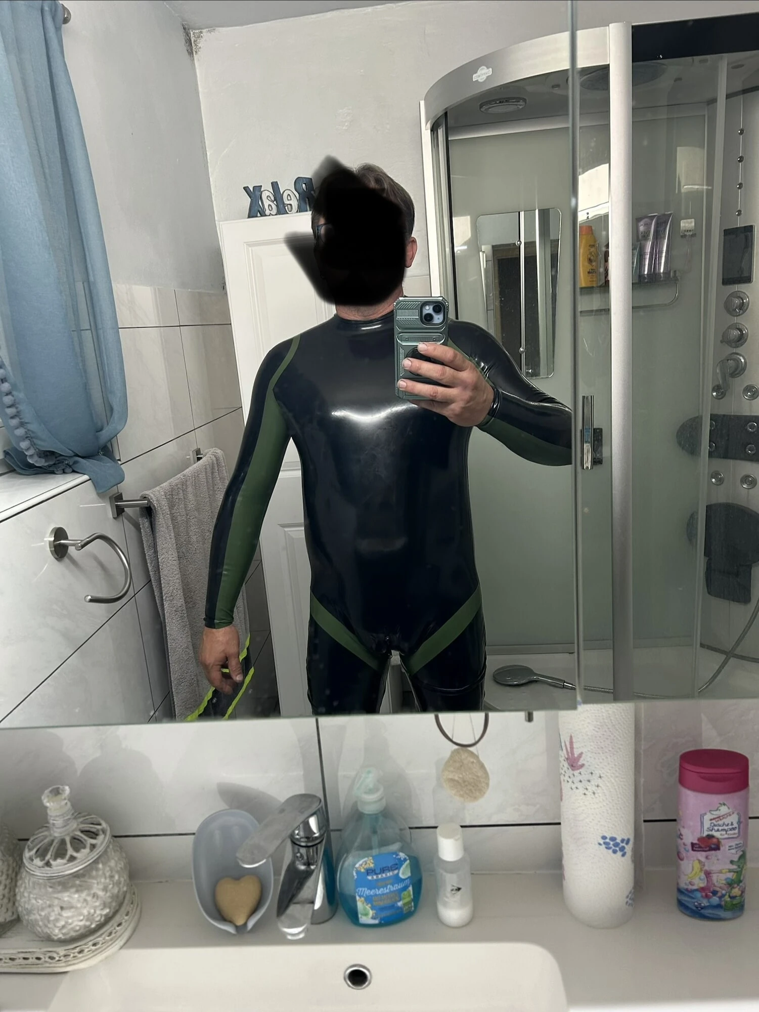 Yeni lateks catsuit teaser