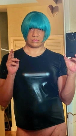 Kandi Kane Brezilyalı kadın kılıklı sürtüğü siyah pvc içinde sikiyor