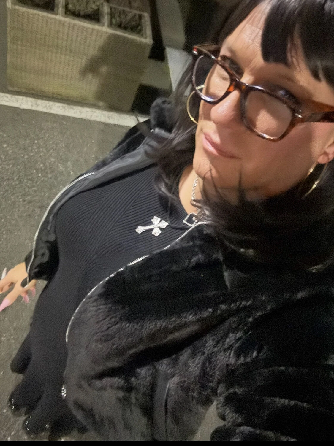 Siyahlar içinde dışarıda 