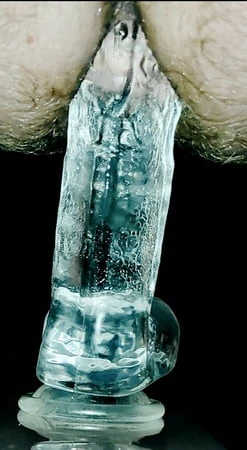 Dildoyu kıçıma sokuyorum