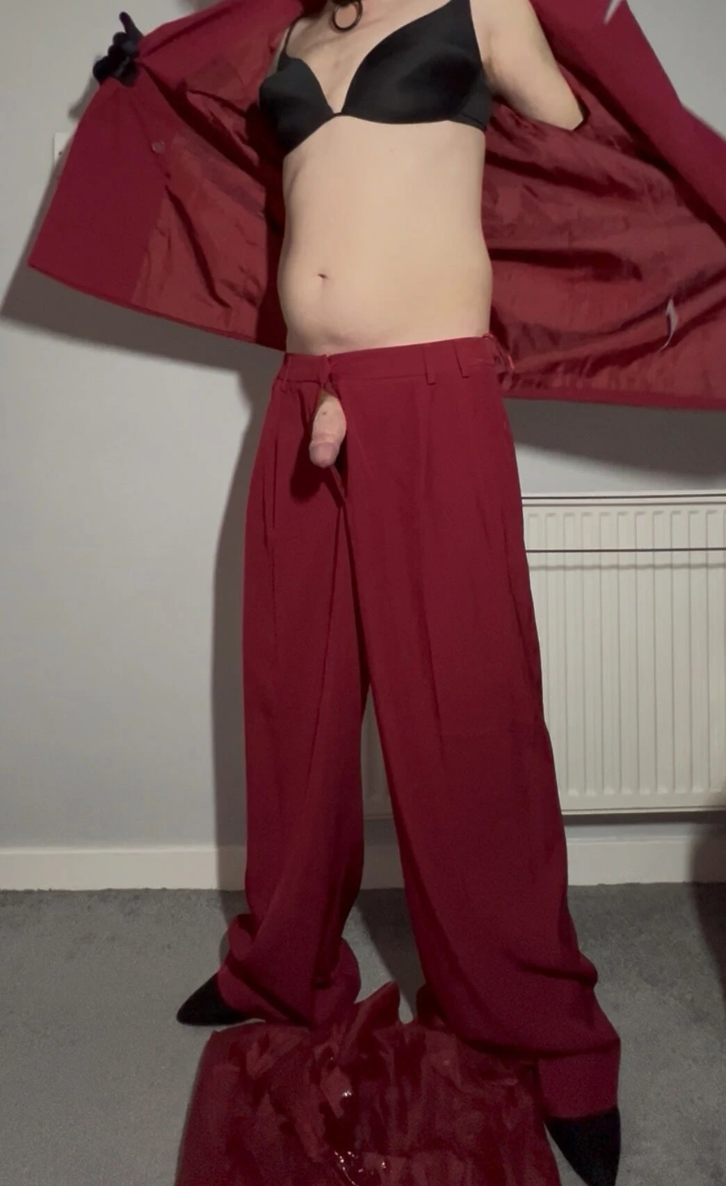 Yeni takım elbisemle cd çapraz soyunuyor