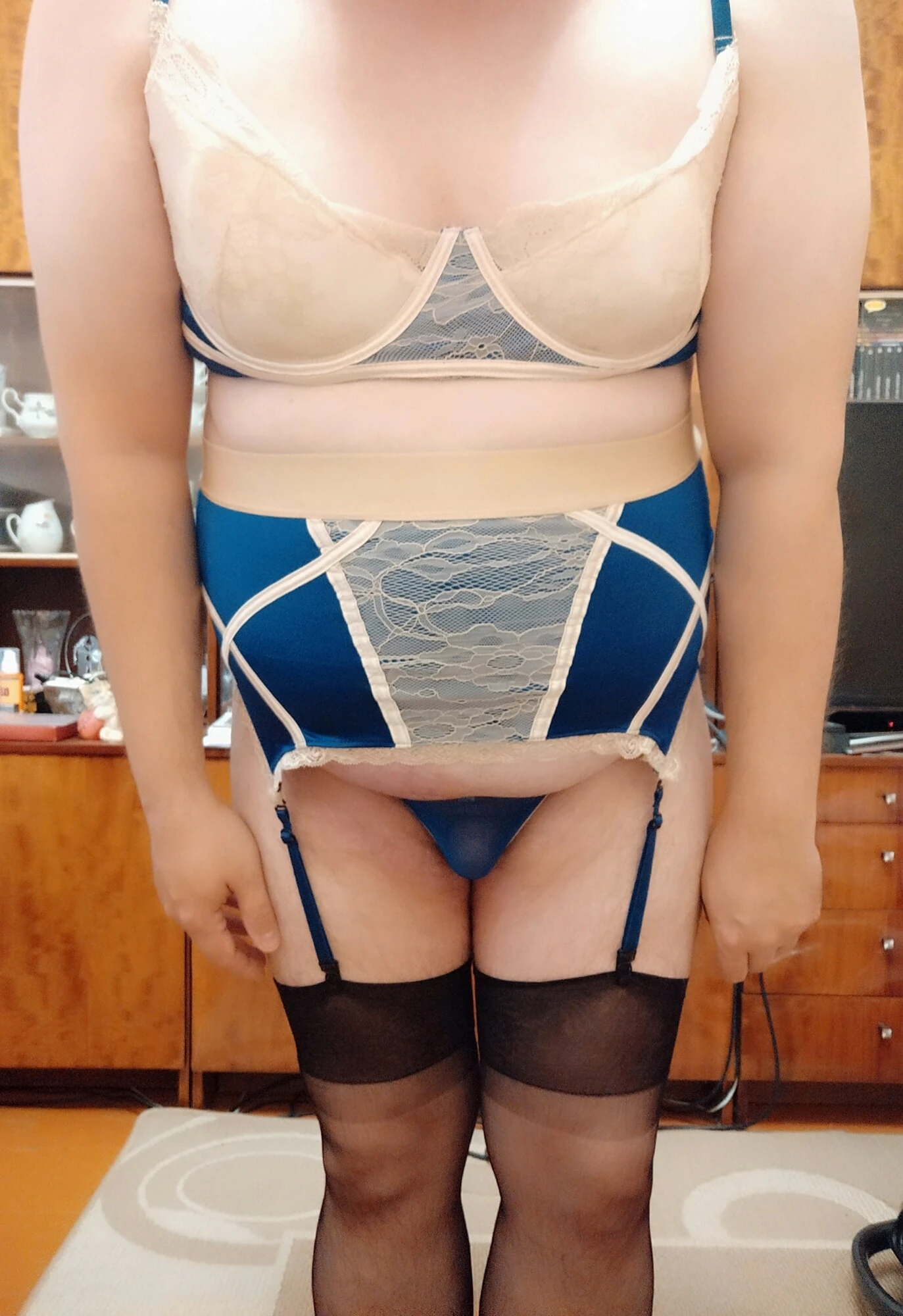 Sissy orospu yeni iç çamaşırı gösterimi