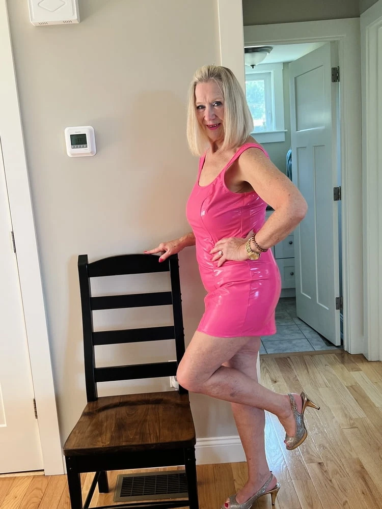 Danielle Dubonnet milf pembe elbise