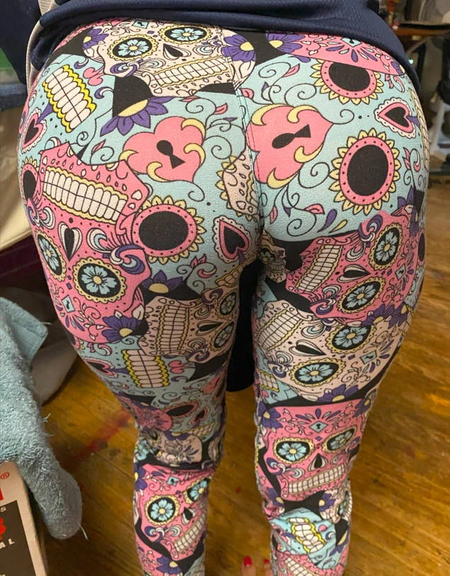 MeLove в тугих штанах показывает сексуальную жопу