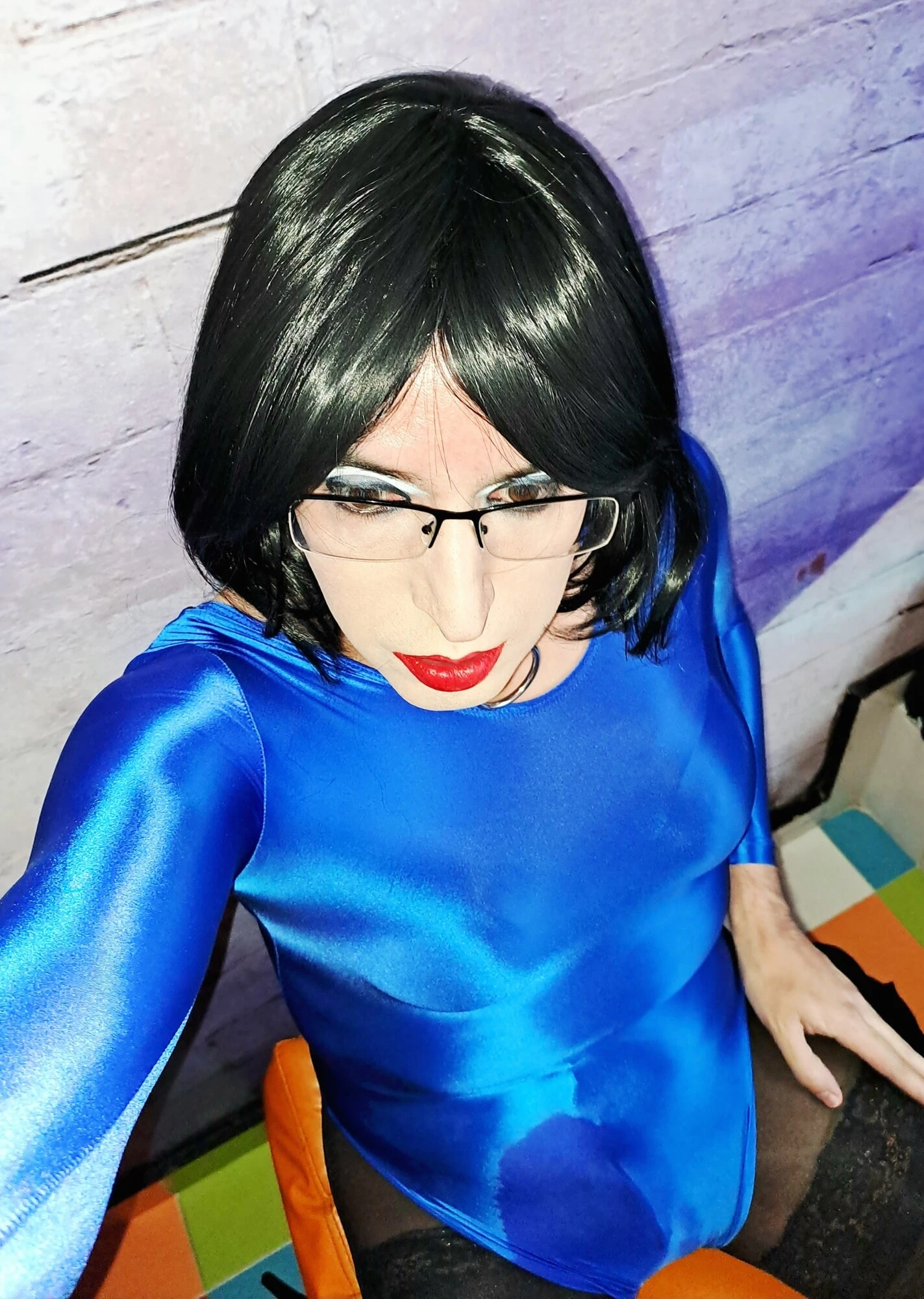 Mavi vücut ve siyah bacaklı