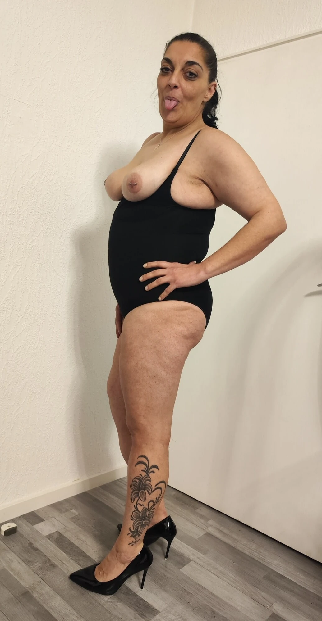 Orta yaşlı seksi kadın eva topuklu vücut elbisesi 
