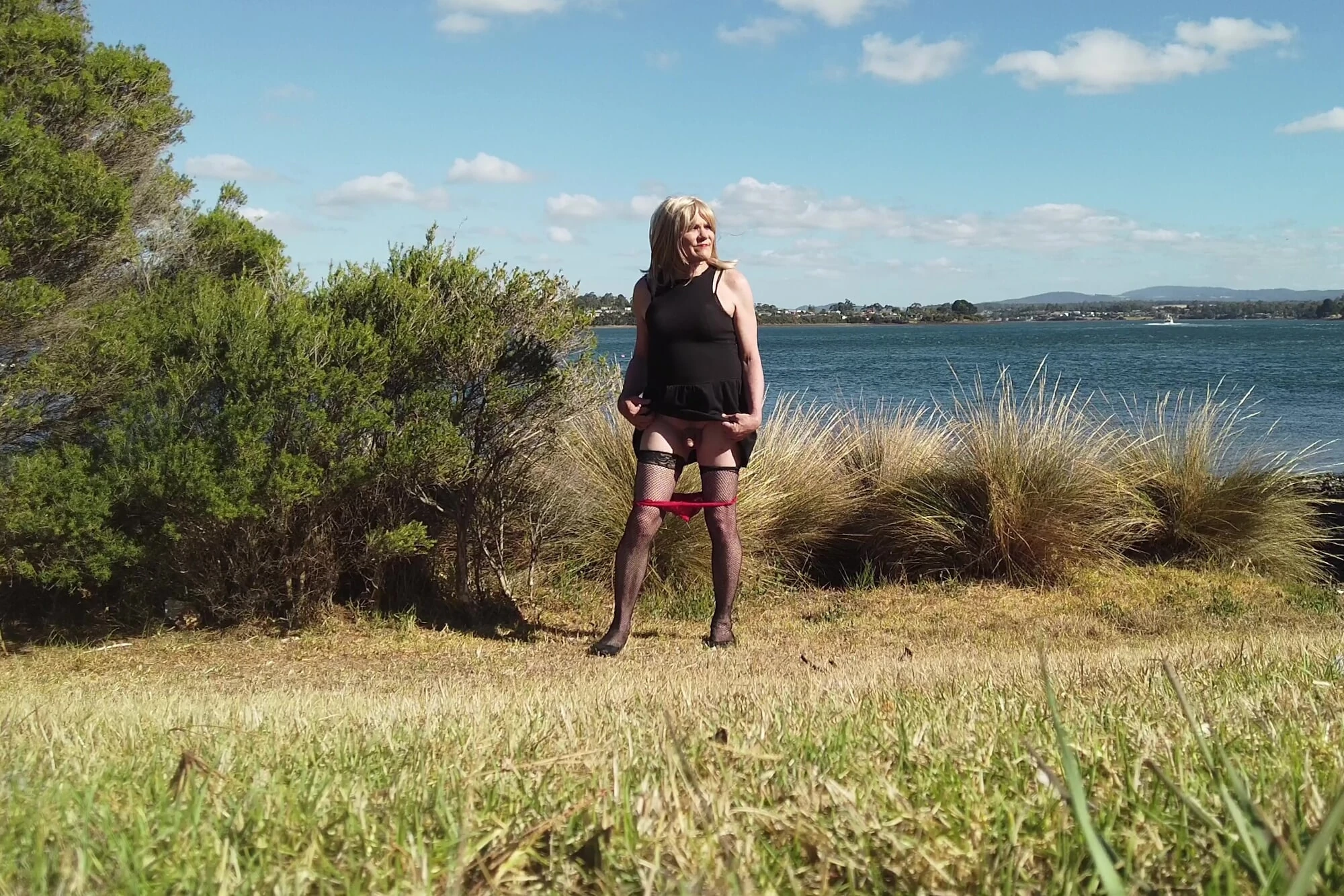 Crossdress roadtrip - nehir kenarında görünüm