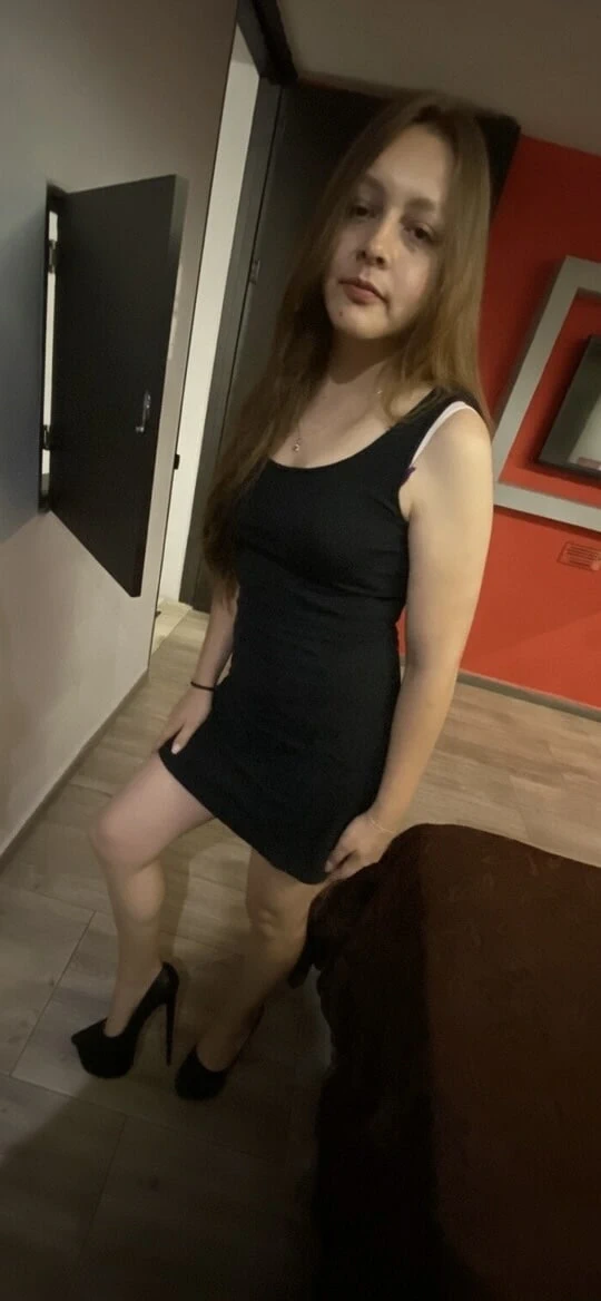 Yüksek topuklu güzel ve seksi angy 