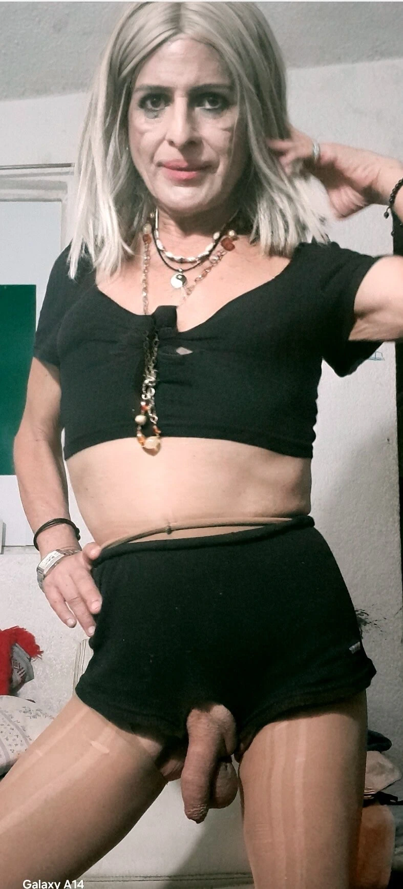 Olgun kadın kılıklı tek başına