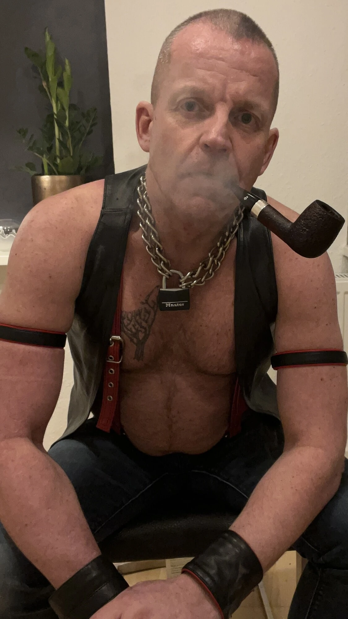 Pipo içen deri adam