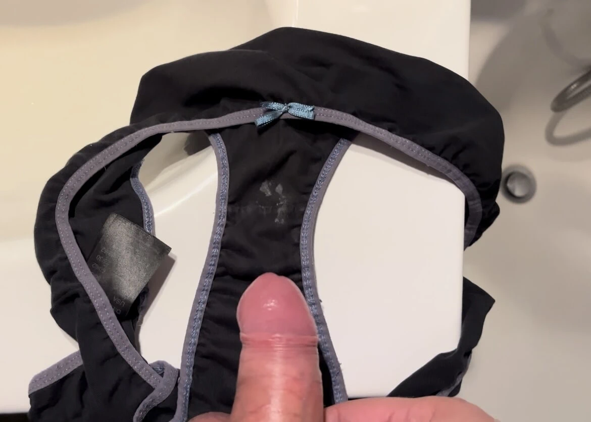 Kirli büyük götlü iri güzel kadın külotla oyna