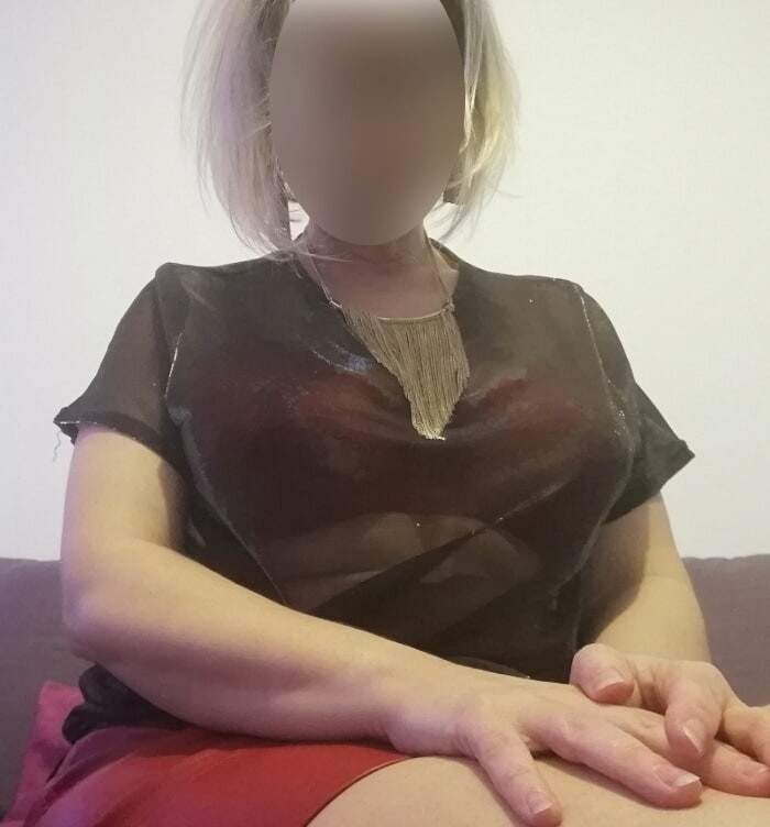 Habillee en cuir ve tulle je me caresse dans cette videosu