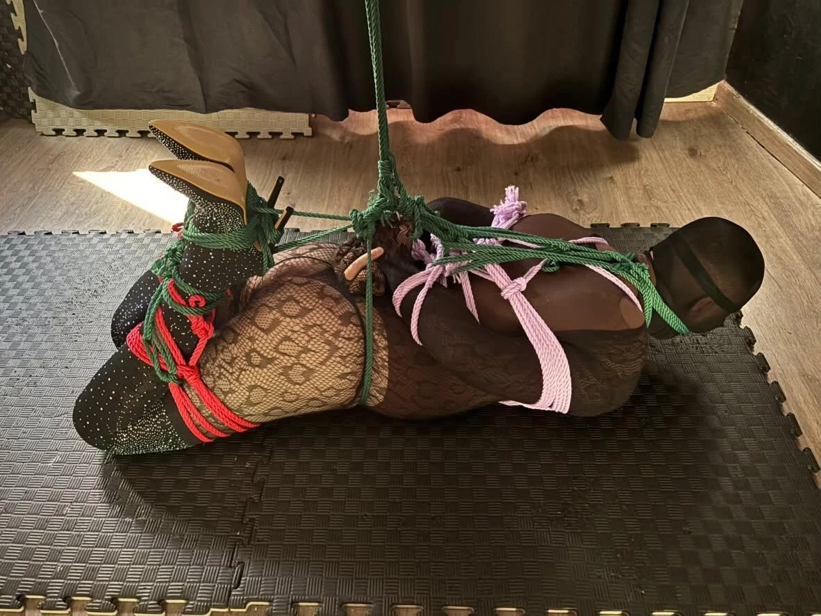 Hogtie shibari Atina Yunanistan'da ipler