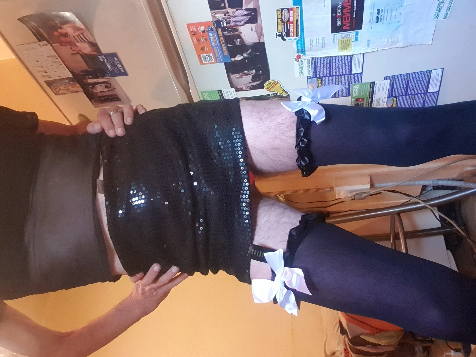 Паренек в трусиках светит розовыми стрингами в сексуальной черной мини-юбке