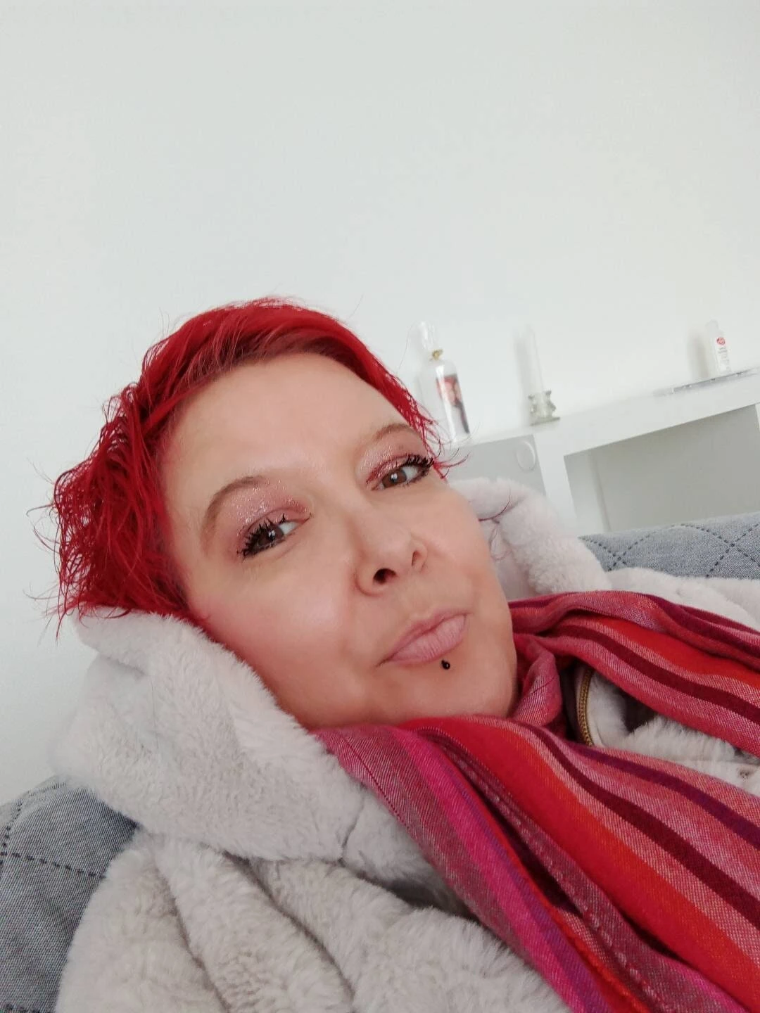 Kırmızı beyazlı kadın 