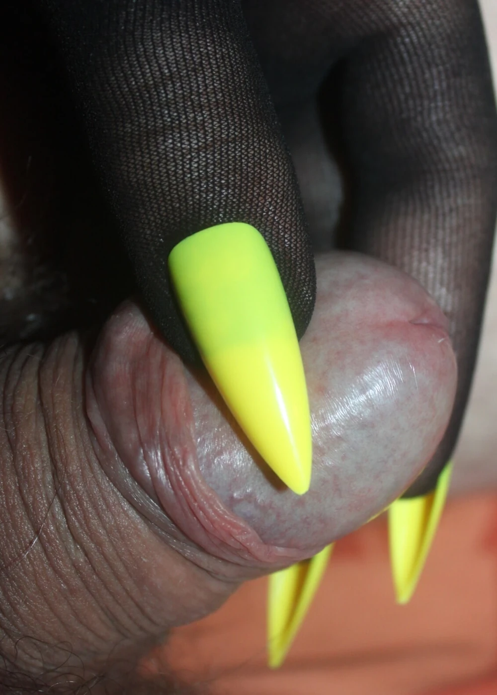 GLOVES WITH YELLOWS NAILS 