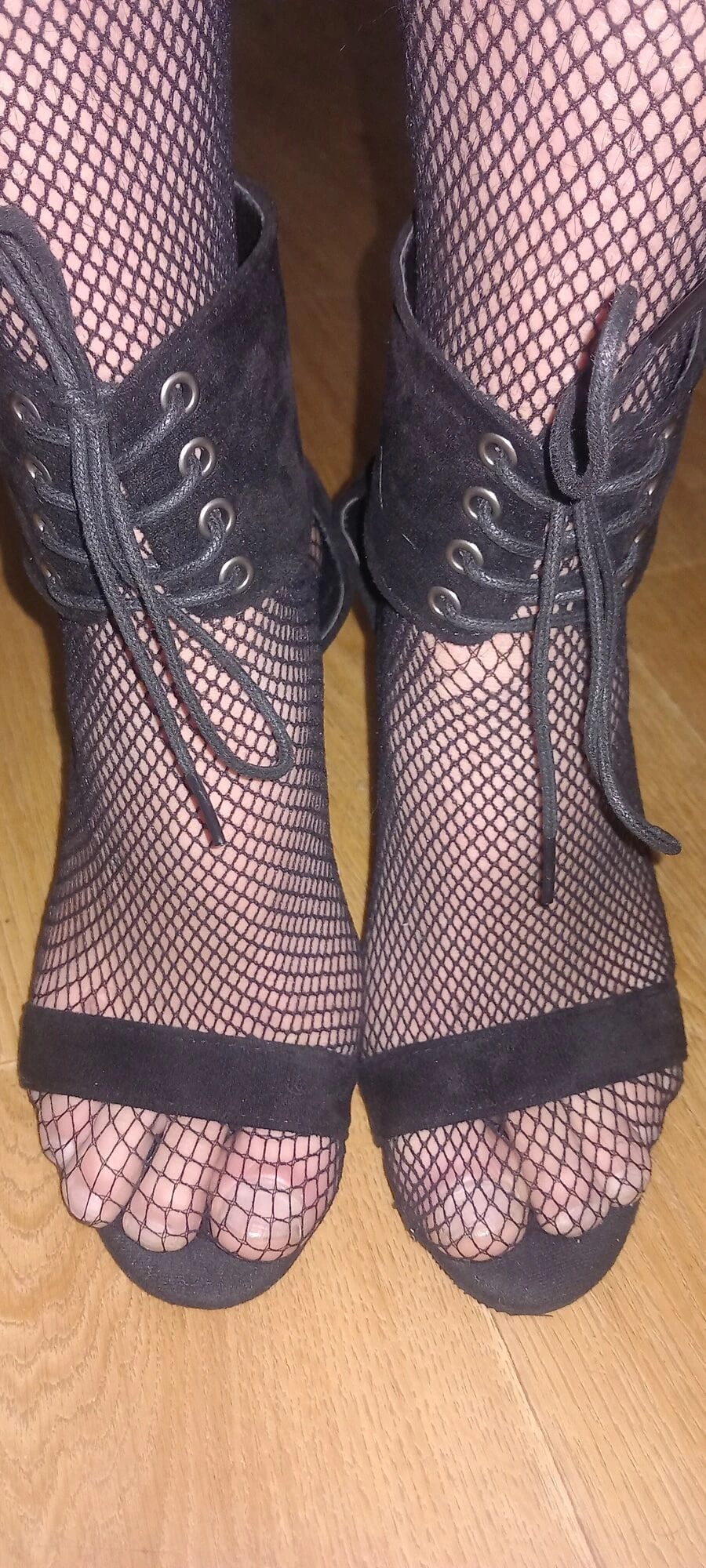 Siyah çoraplı seksi bacaklarım