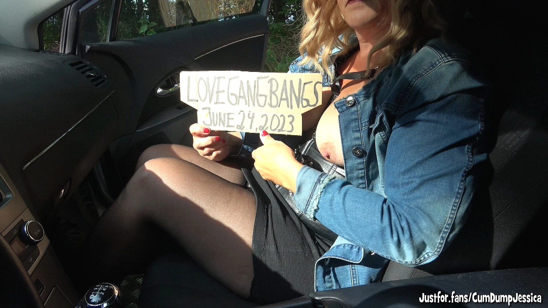 Having fun with some cocks and a lollipop at a parking area