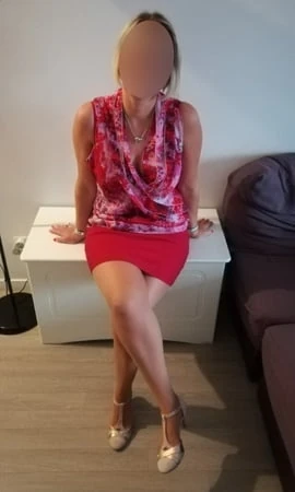 Mini etek dekolte ve seksi topuklu Fransa