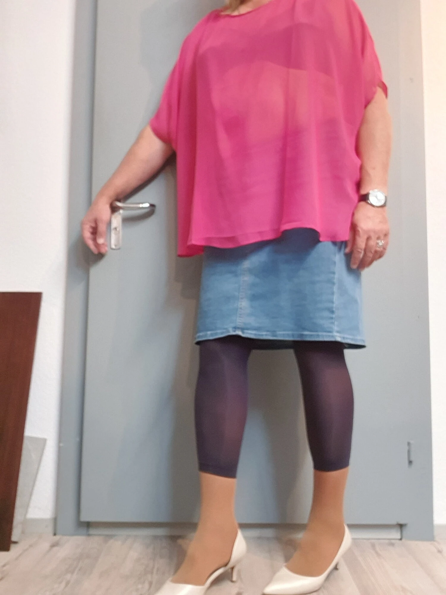 Leggins ve şeffaf tunica ve siyah sutyenli çoraplar