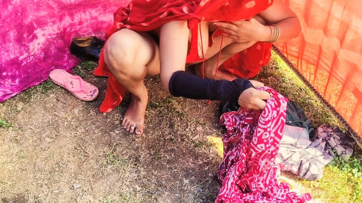 Jyoti yenge evde oğlunun arkadaşı tarafından sert sikiliyor ateşli des