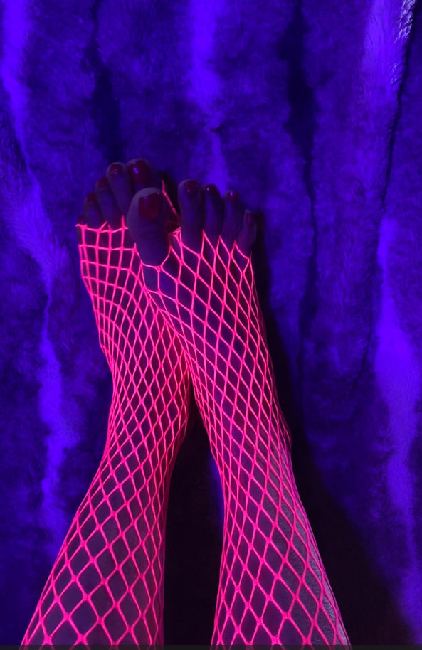 Uzun parmaklar neon pembe filenin içine giriyor