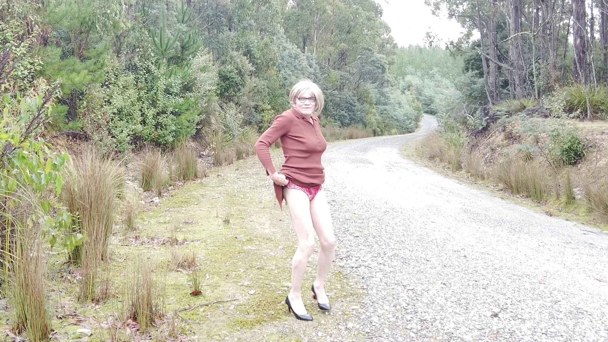 Crossdress roadtrip - orman yolu yürüyüşü