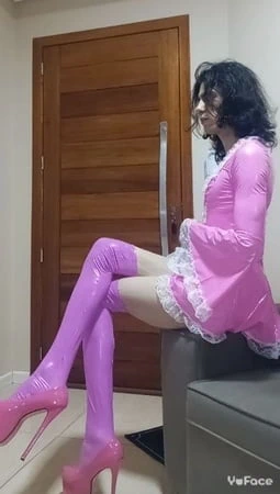 Kadın kılıklı hizmetçi