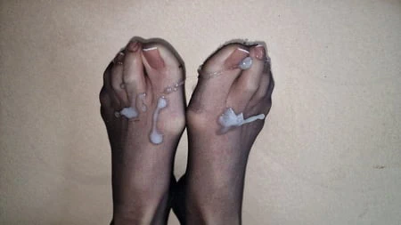 Her zaman karısının ayaklarına sperm