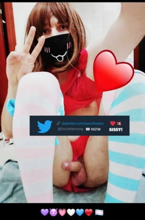 Sissy crossdresser'in yeni dildosu + çorapları