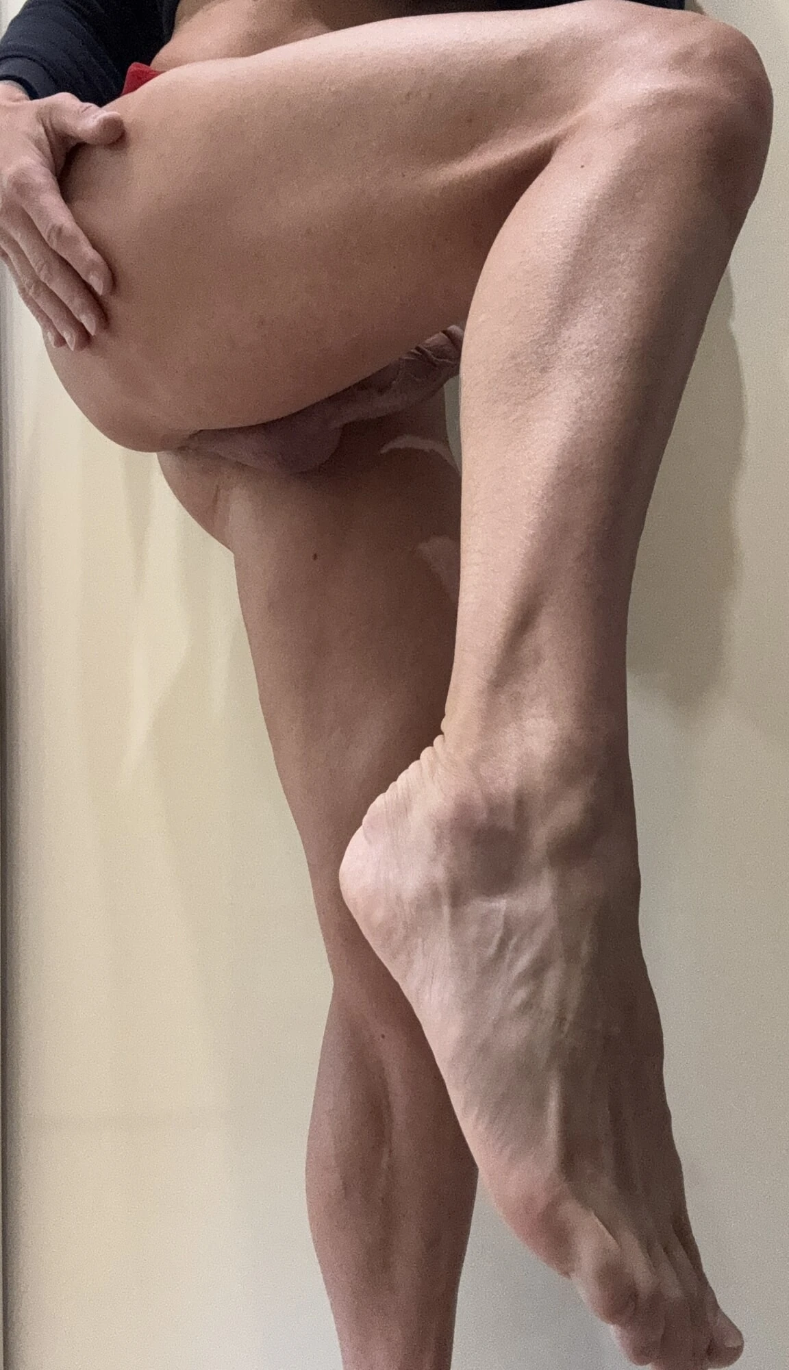 Жесткое тело, хуй, ноги и столб ступни, бритые 