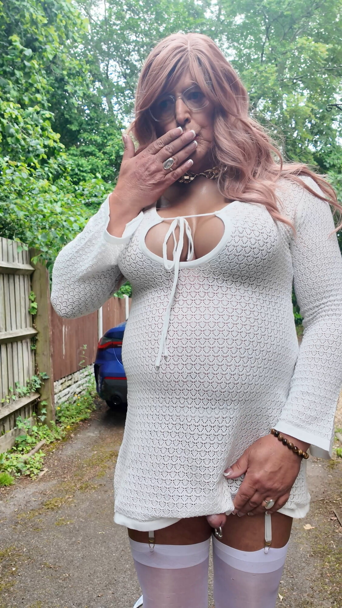 Beyaz elbisem ve çoraplı seksi travesti kellycd2022