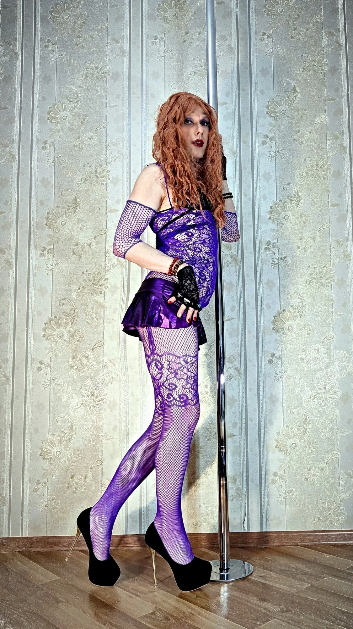 Genç bir kadın erkek arkadaşını yeni parlak bir outfi ile baştan çıkarıyor