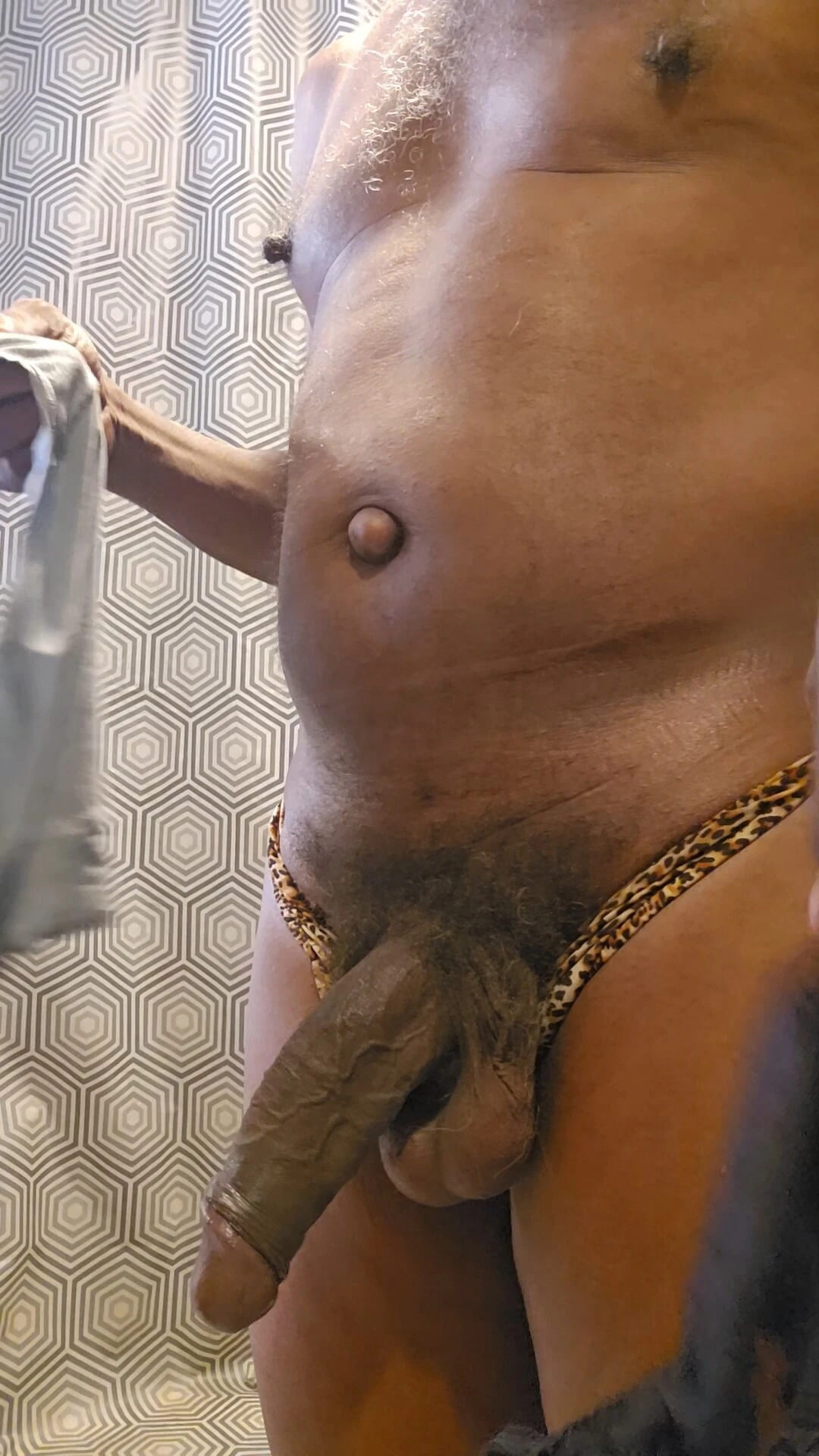 Играю с трусиками жены в ванной