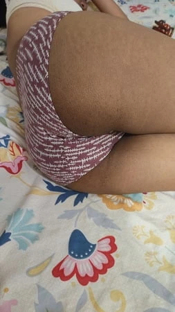 Nidhi doggy style pozisyonunda sıcak Desi seksi kıçını gösteriyor