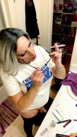 Marilyn hazırlanırken sigara fetişi