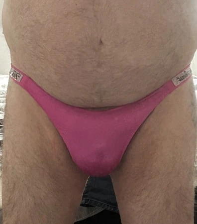Tanga giyiyor