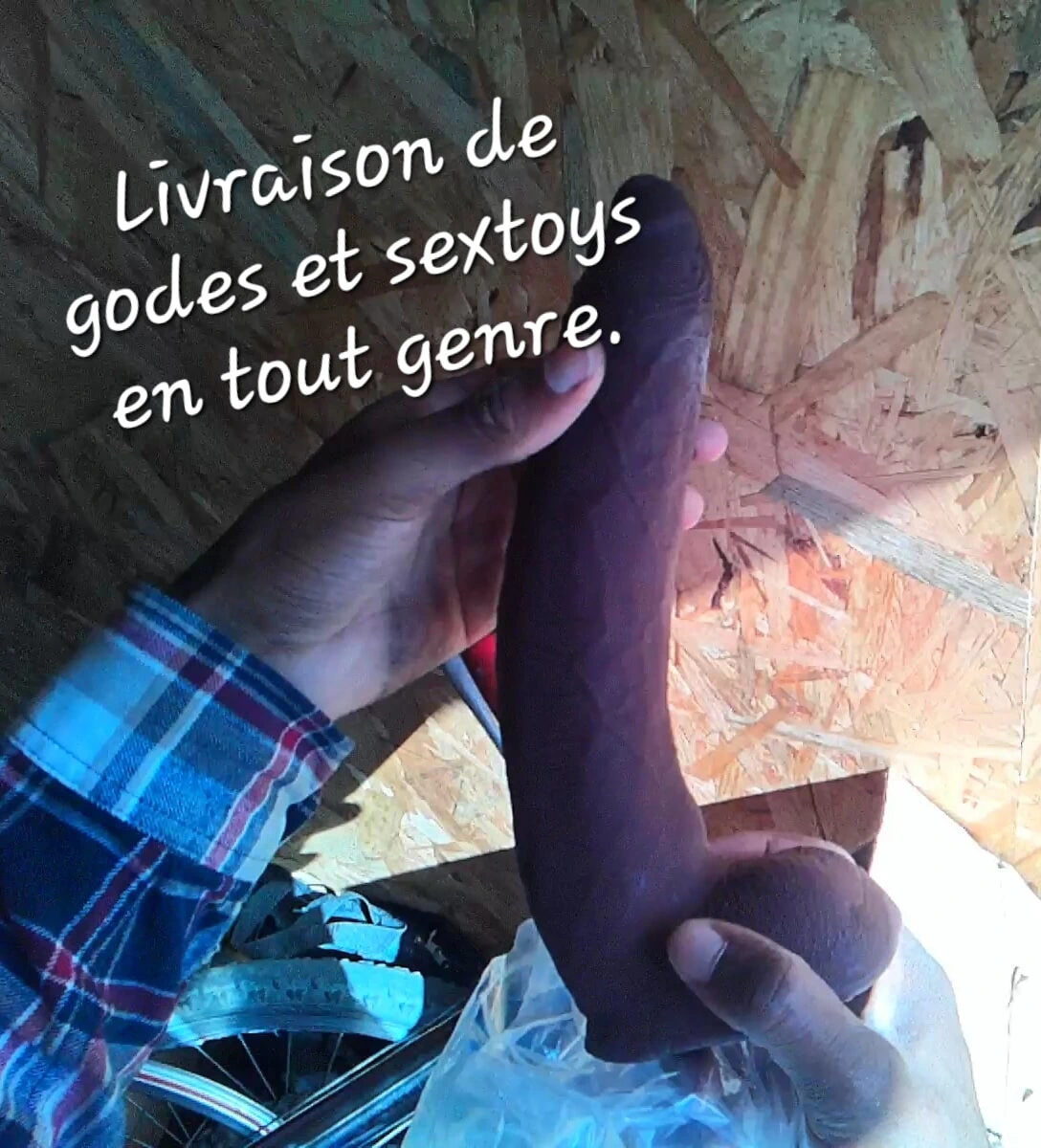 Bu büyük siyah yapay penisi teslim etmeliyim. (10 inç)